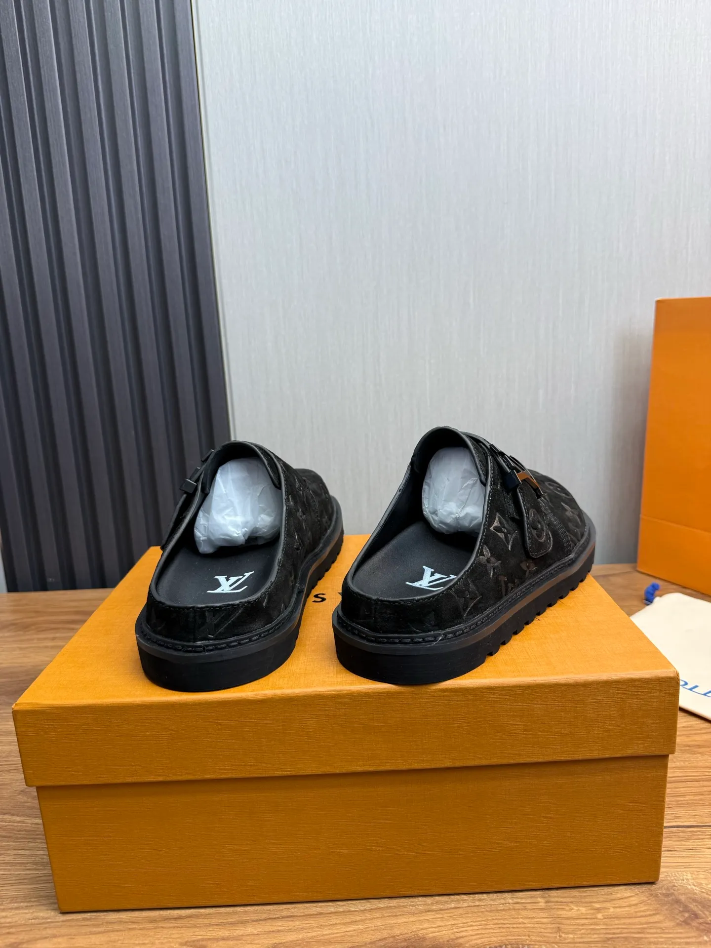 Men's men's shoes 460💰 Lv. Popular couple slippers hot sale🩷💚 🩴Official website one to one production 35-45 sizes 45 46 🉑️Customized!
